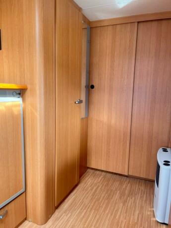 knaus-royale-580-uk-lav-seng-bak-k248yeseng-sittegruppe-gulvvarme-stekeovn-2010-big-33