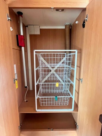 knaus-royale-580-uk-lav-seng-bak-k248yeseng-sittegruppe-gulvvarme-stekeovn-2010-big-30