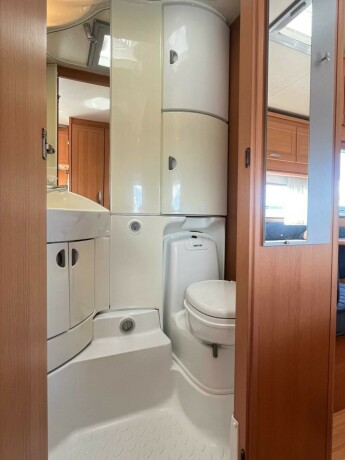 knaus-royale-580-uk-lav-seng-bak-k248yeseng-sittegruppe-gulvvarme-stekeovn-2010-big-36