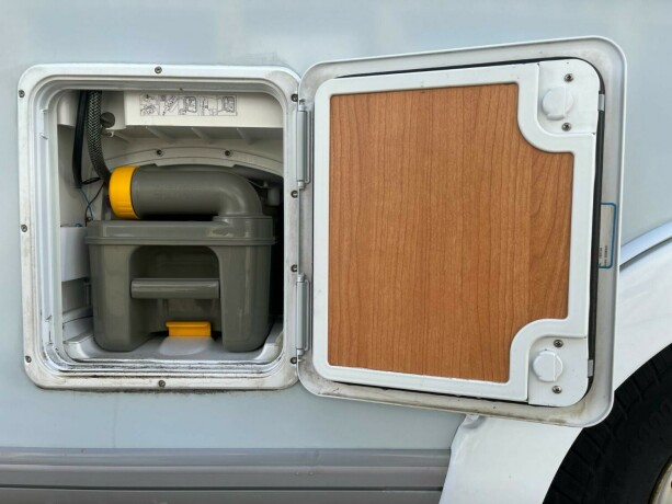 knaus-royale-580-uk-lav-seng-bak-k248yeseng-sittegruppe-gulvvarme-stekeovn-2010-big-9