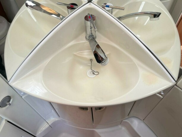 knaus-royale-580-uk-lav-seng-bak-k248yeseng-sittegruppe-gulvvarme-stekeovn-2010-big-40