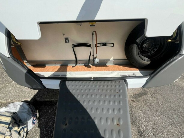 knaus-royale-580-uk-lav-seng-bak-k248yeseng-sittegruppe-gulvvarme-stekeovn-2010-big-8