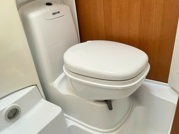 knaus-royale-580-uk-lav-seng-bak-k248yeseng-sittegruppe-gulvvarme-stekeovn-2010-big-44