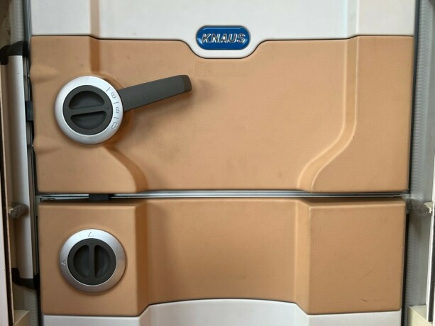 knaus-royale-580-uk-lav-seng-bak-k248yeseng-sittegruppe-gulvvarme-stekeovn-2010-big-16