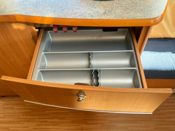 knaus-royale-580-uk-lav-seng-bak-k248yeseng-sittegruppe-gulvvarme-stekeovn-2010-big-26