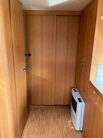 knaus-royale-580-uk-lav-seng-bak-k248yeseng-sittegruppe-gulvvarme-stekeovn-2010-big-47