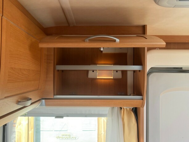 knaus-royale-580-uk-lav-seng-bak-k248yeseng-sittegruppe-gulvvarme-stekeovn-2010-big-14