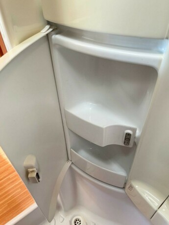 knaus-royale-580-uk-lav-seng-bak-k248yeseng-sittegruppe-gulvvarme-stekeovn-2010-big-39