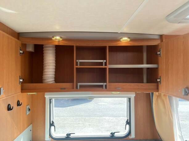 knaus-royale-580-uk-lav-seng-bak-k248yeseng-sittegruppe-gulvvarme-stekeovn-2010-big-23