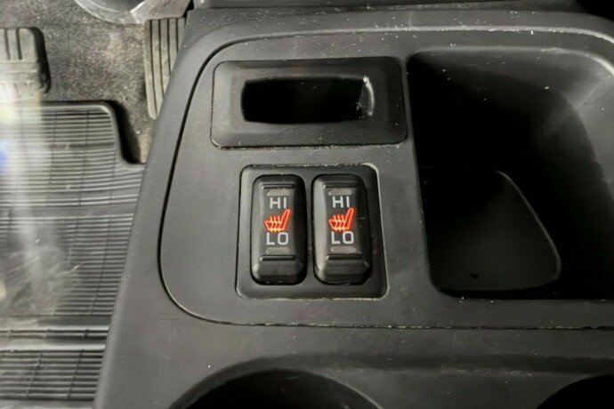 mitsubishi-space-star-bensin-2013-big-13