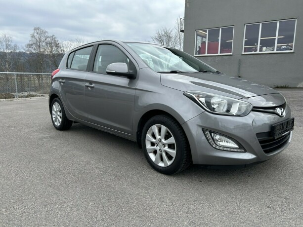 hyundai-i20-bensin-2013-big-0