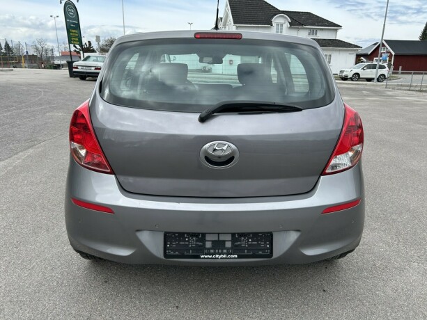 hyundai-i20-bensin-2013-big-5