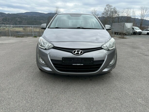 hyundai-i20-bensin-2013-big-1