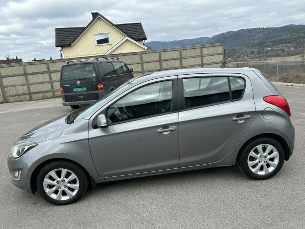 hyundai-i20-bensin-2013-big-3