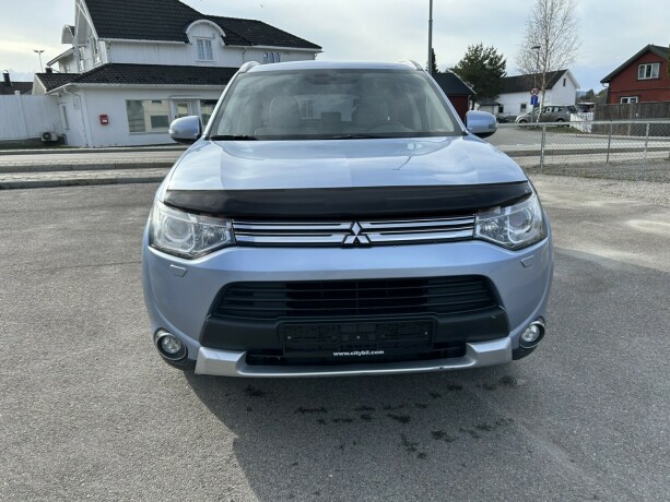 mitsubishi-outlander-elektrisitetbensin-2015-big-1