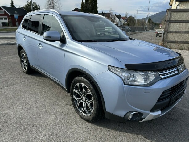 mitsubishi-outlander-elektrisitetbensin-2015-big-0