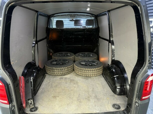 volkswagen-transporter-diesel-2018-big-25