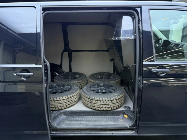 volkswagen-transporter-diesel-2018-big-23