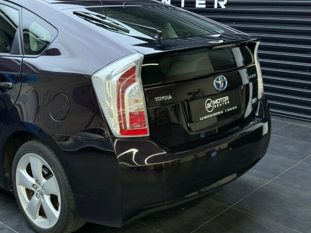 toyota-prius-elektrisitetbensin-2013-big-5