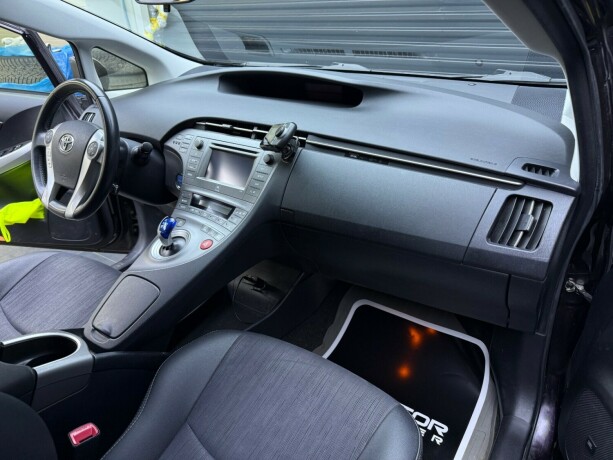 toyota-prius-elektrisitetbensin-2013-big-11