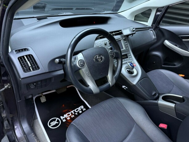 toyota-prius-elektrisitetbensin-2013-big-10