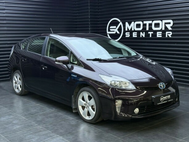 toyota-prius-elektrisitetbensin-2013-big-0