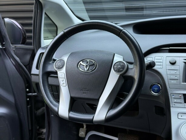 toyota-prius-elektrisitetbensin-2013-big-12