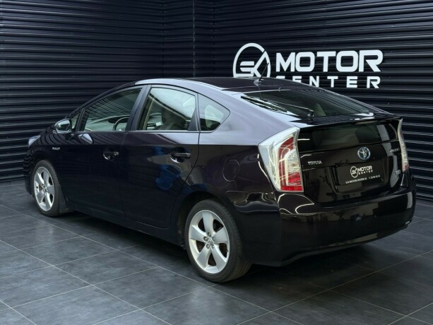 toyota-prius-elektrisitetbensin-2013-big-1