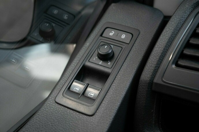 volkswagen-transporter-diesel-2016-big-19