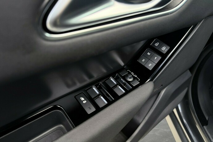 land-rover-range-rover-velar-bensin-2025-big-20