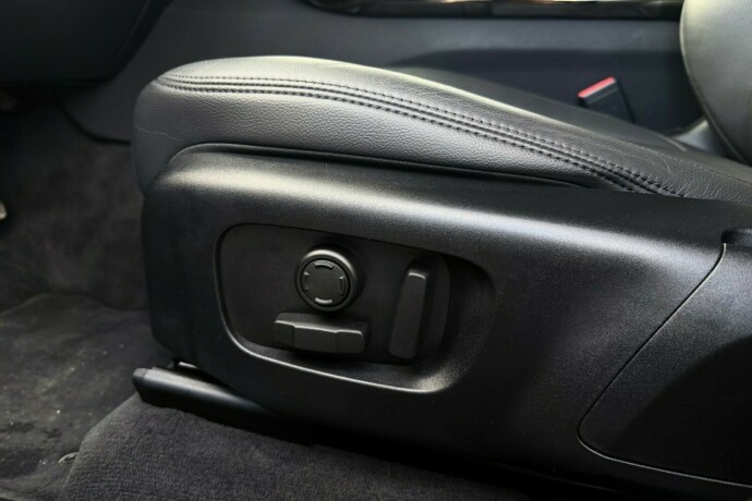 land-rover-range-rover-velar-bensin-2025-big-21