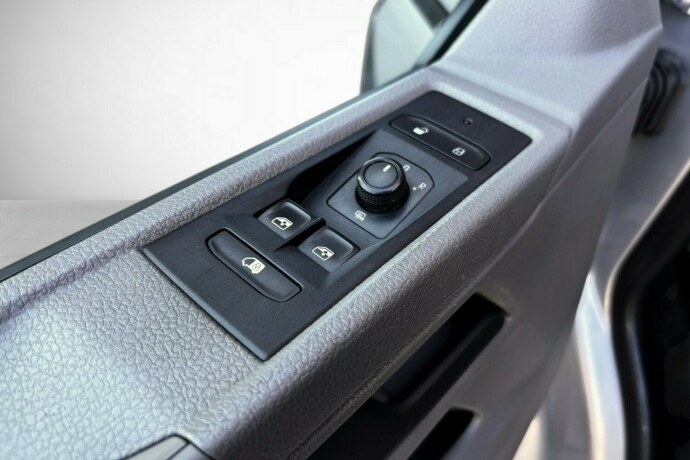 volkswagen-transporter-diesel-2021-big-12