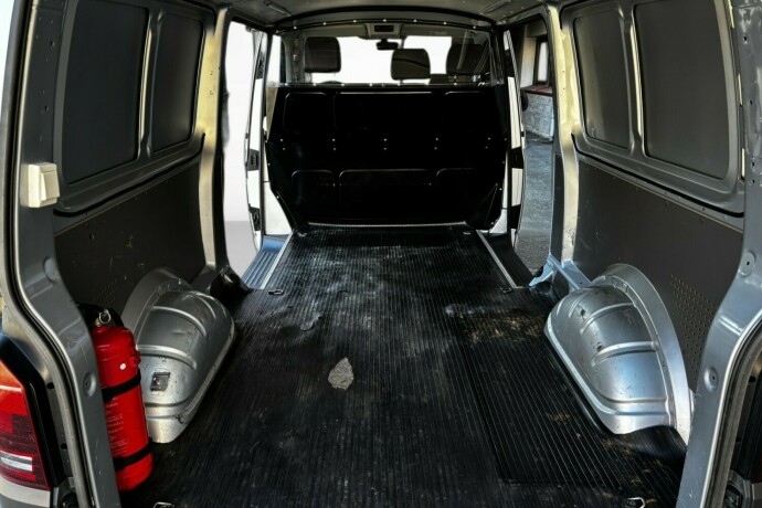 volkswagen-transporter-diesel-2021-big-24