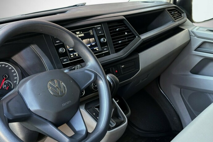 volkswagen-transporter-diesel-2021-big-11