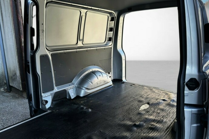 volkswagen-transporter-diesel-2021-big-25