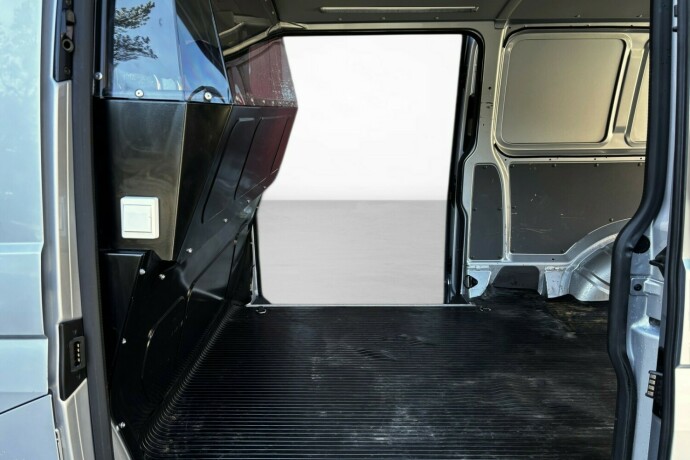 volkswagen-transporter-diesel-2021-big-27