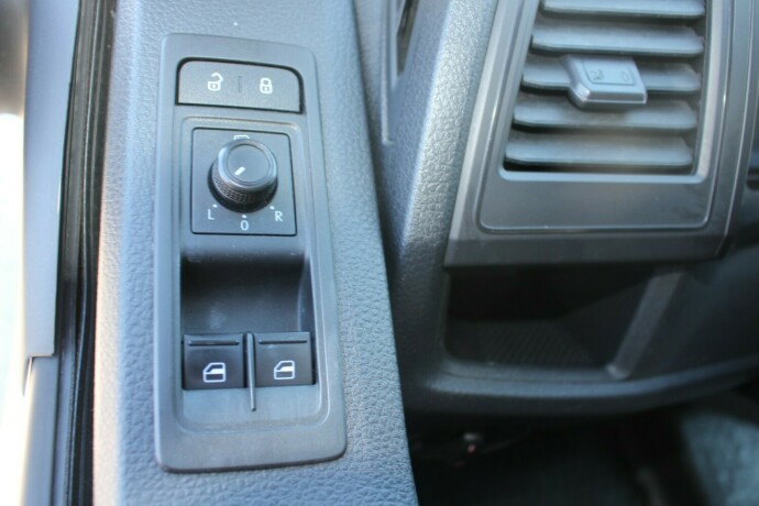 volkswagen-transporter-diesel-2018-big-8