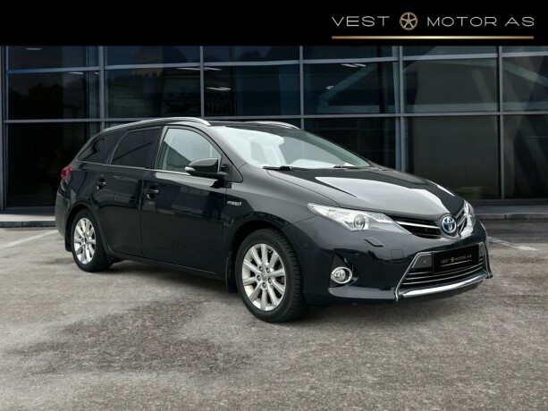 toyota-auris-elektrisitetbensin-2014-big-0