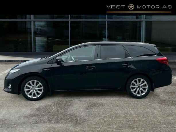 toyota-auris-elektrisitetbensin-2014-big-3