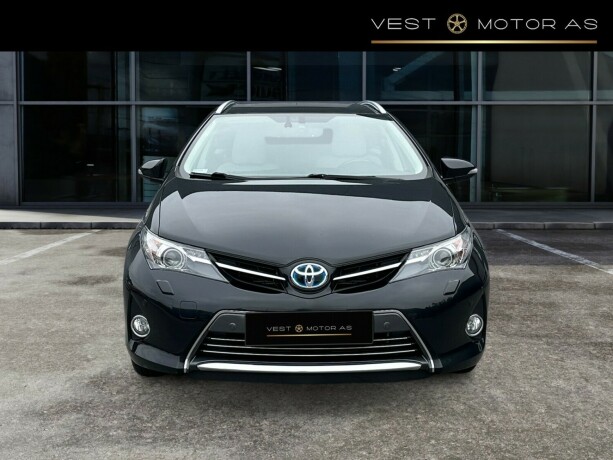 toyota-auris-elektrisitetbensin-2014-big-1