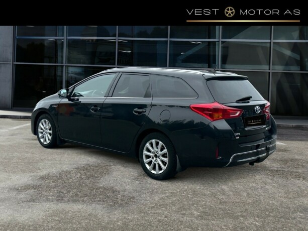 toyota-auris-elektrisitetbensin-2014-big-4