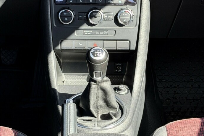 volkswagen-beetle-bensin-2012-big-10