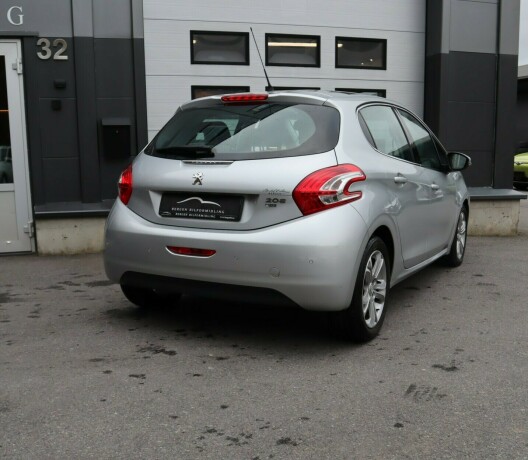 peugeot-208-diesel-2013-big-3