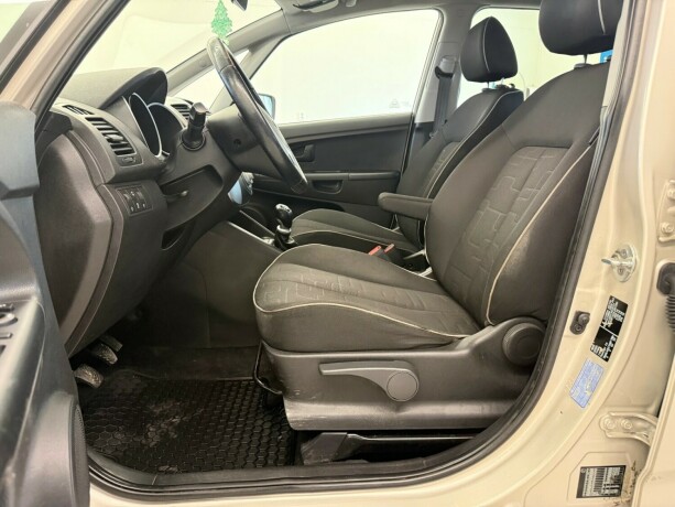 kia-venga-diesel-2010-big-27