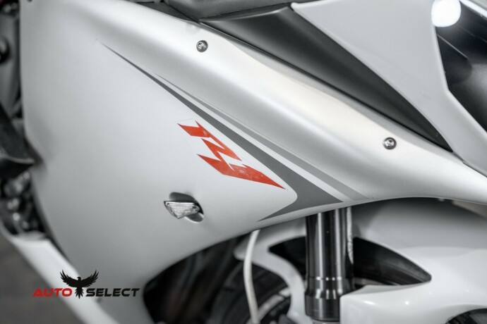 yamaha-yzf-r1-bensin-2011-big-6