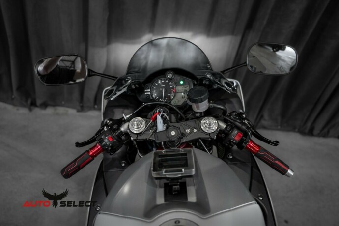 yamaha-yzf-r1-bensin-2011-big-13