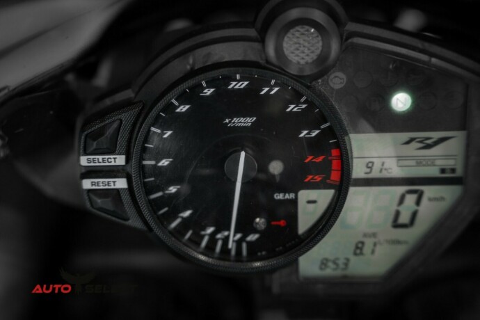 yamaha-yzf-r1-bensin-2011-big-18