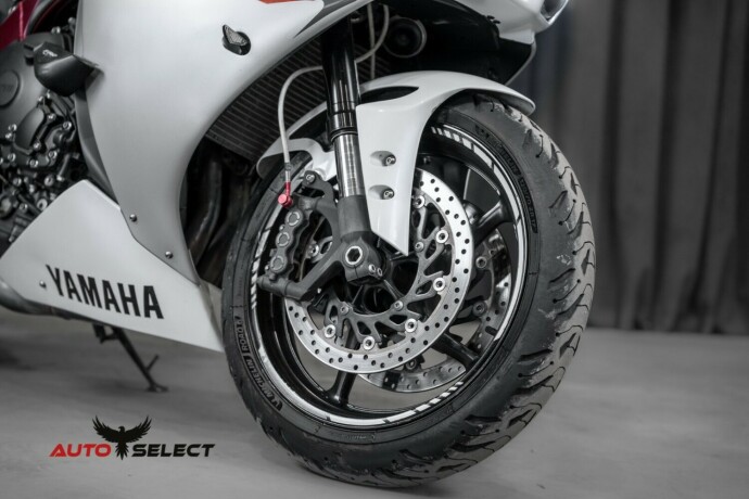 yamaha-yzf-r1-bensin-2011-big-7