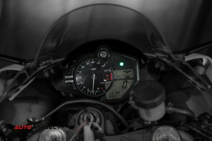 yamaha-yzf-r1-bensin-2011-big-16