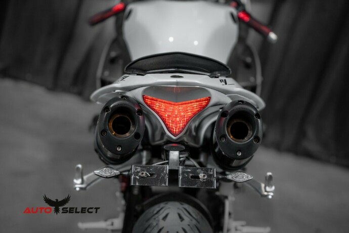 yamaha-yzf-r1-bensin-2011-big-12